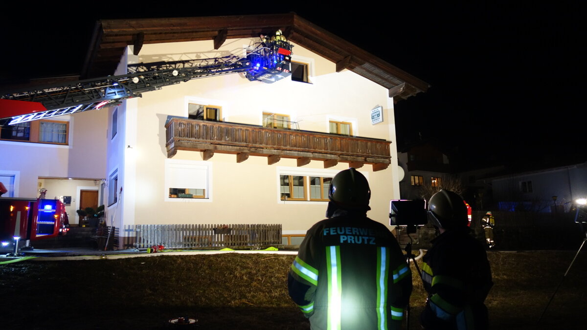 Brand in einem Mehrfamilienhaus in Prutz