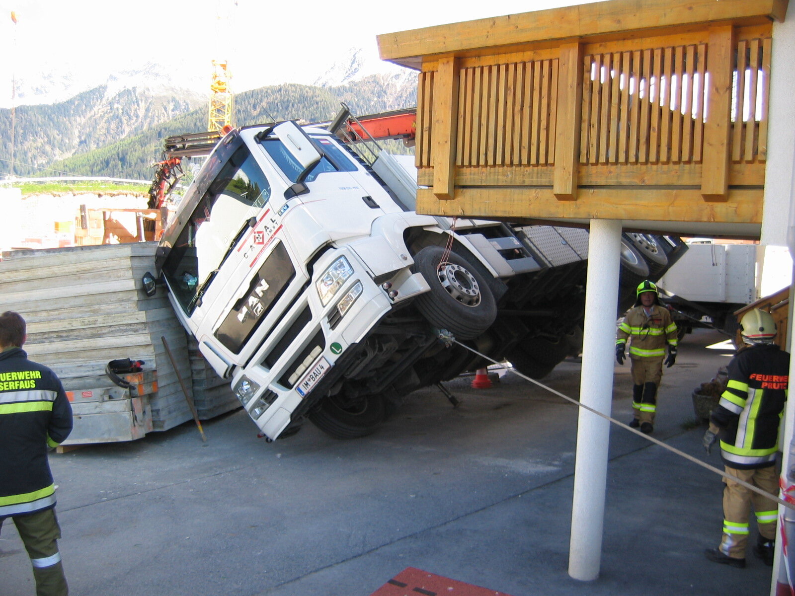 LKW beim Abladen auf die Seite gekippt