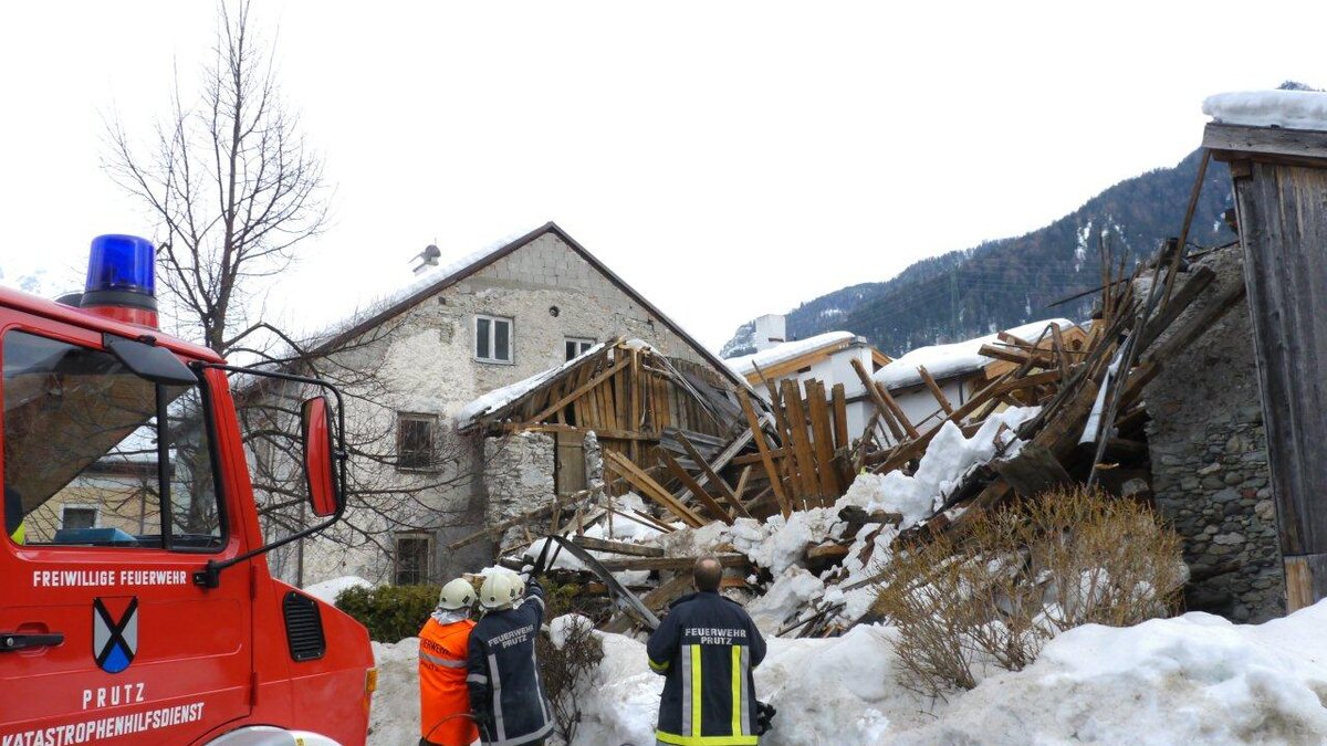 Stadeleinsturz wegen Schneelast in Prutz