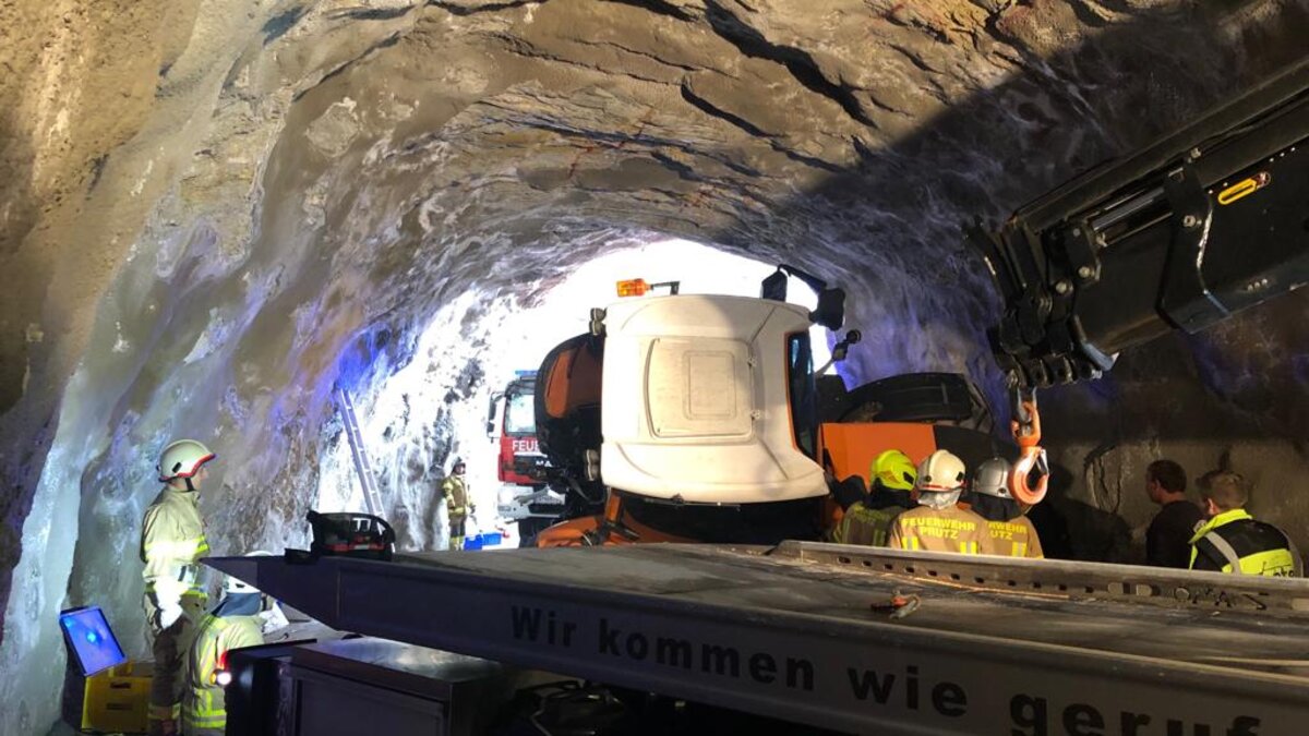 Traktor auf der L 313 Fendler Straße umgestürzt