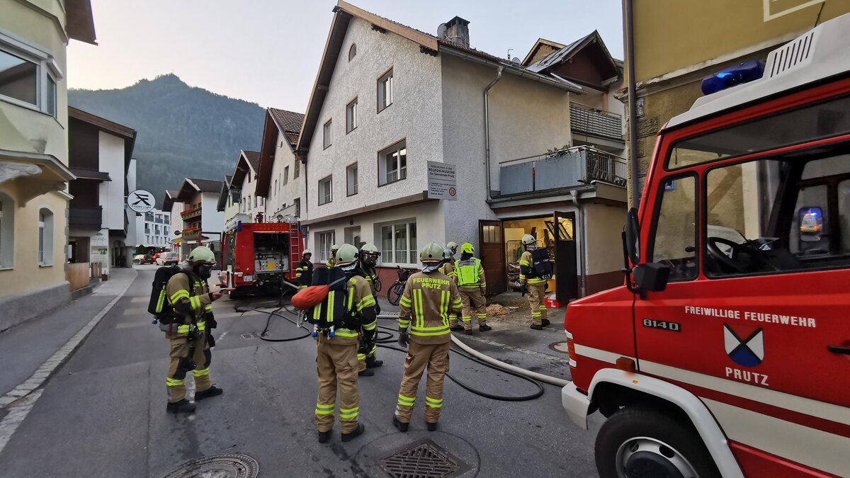 Brand in einer Garage in Prutz