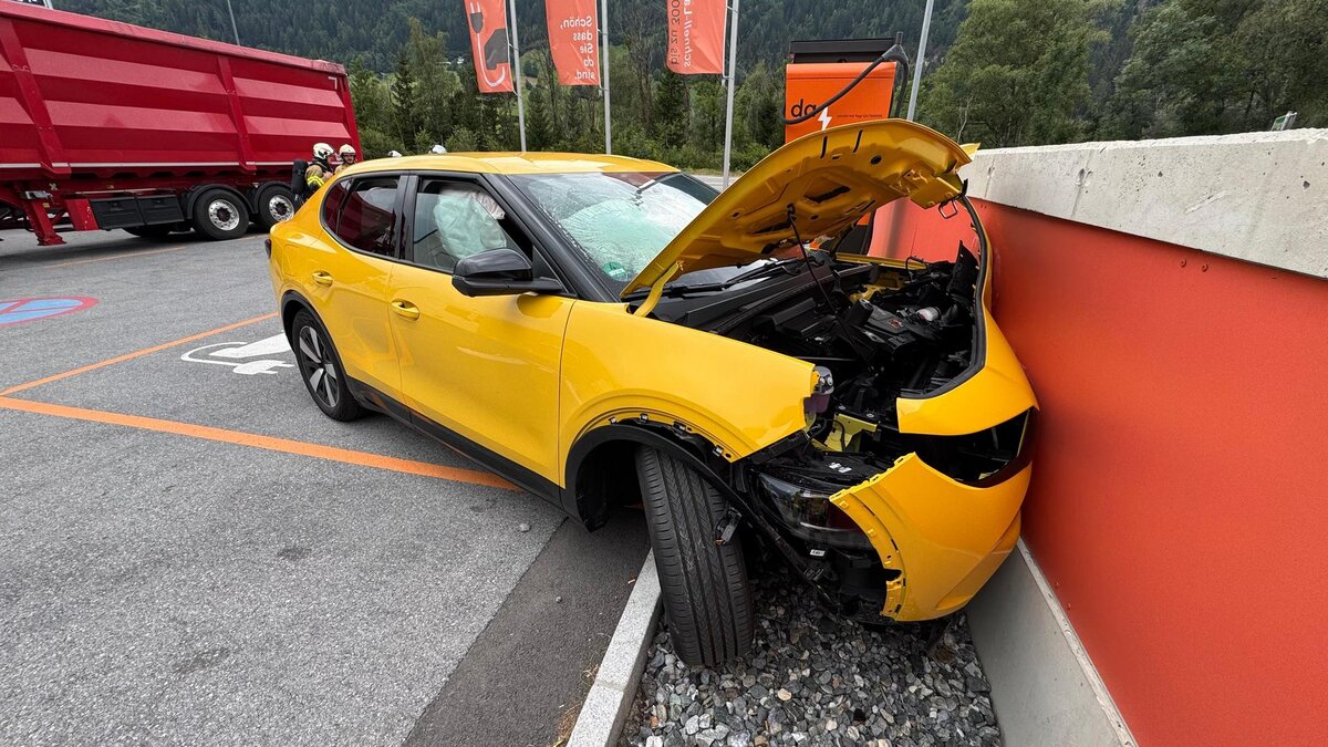 Brand Fahrzeug – Eni Tankstelle Prutz