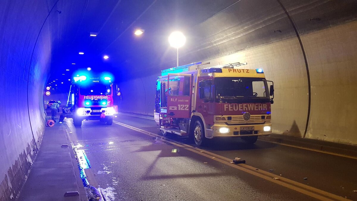 Verkehrsunfall mit eingeklemmten Personen im Landecker Tunnel