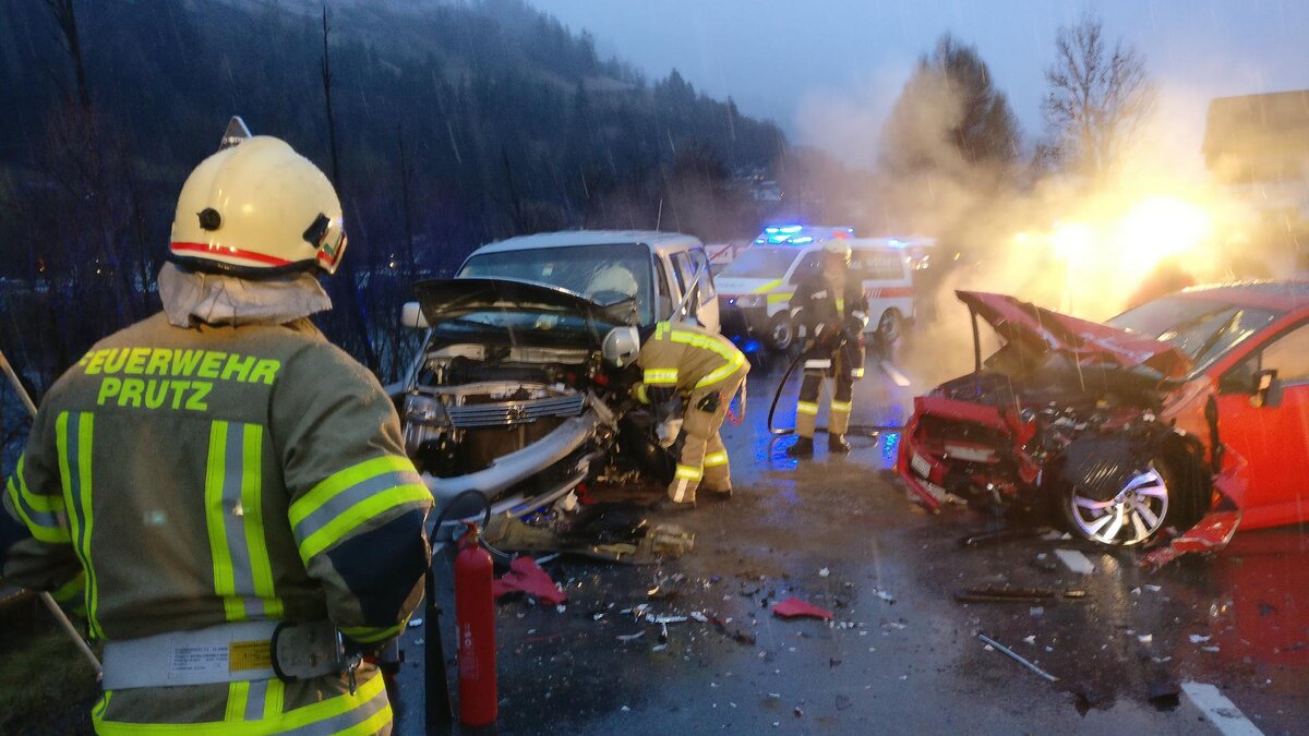 Verkehrsunfall auf der B180 bei SHELL-Tankstelle