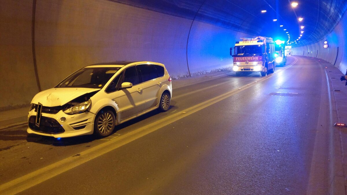 Verkehrsunfall im Landecker Tunnel