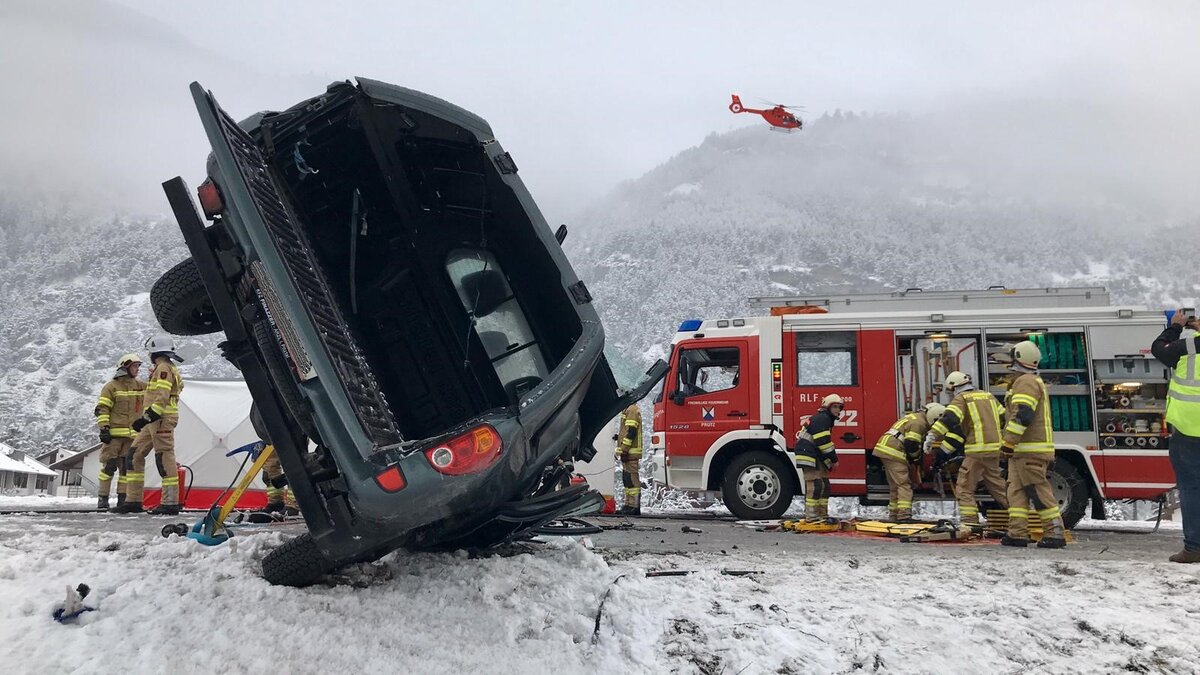 Schwerer Verkehrsunfall mit eingeklemmten Personen auf der B180 Reschenbundesstraße