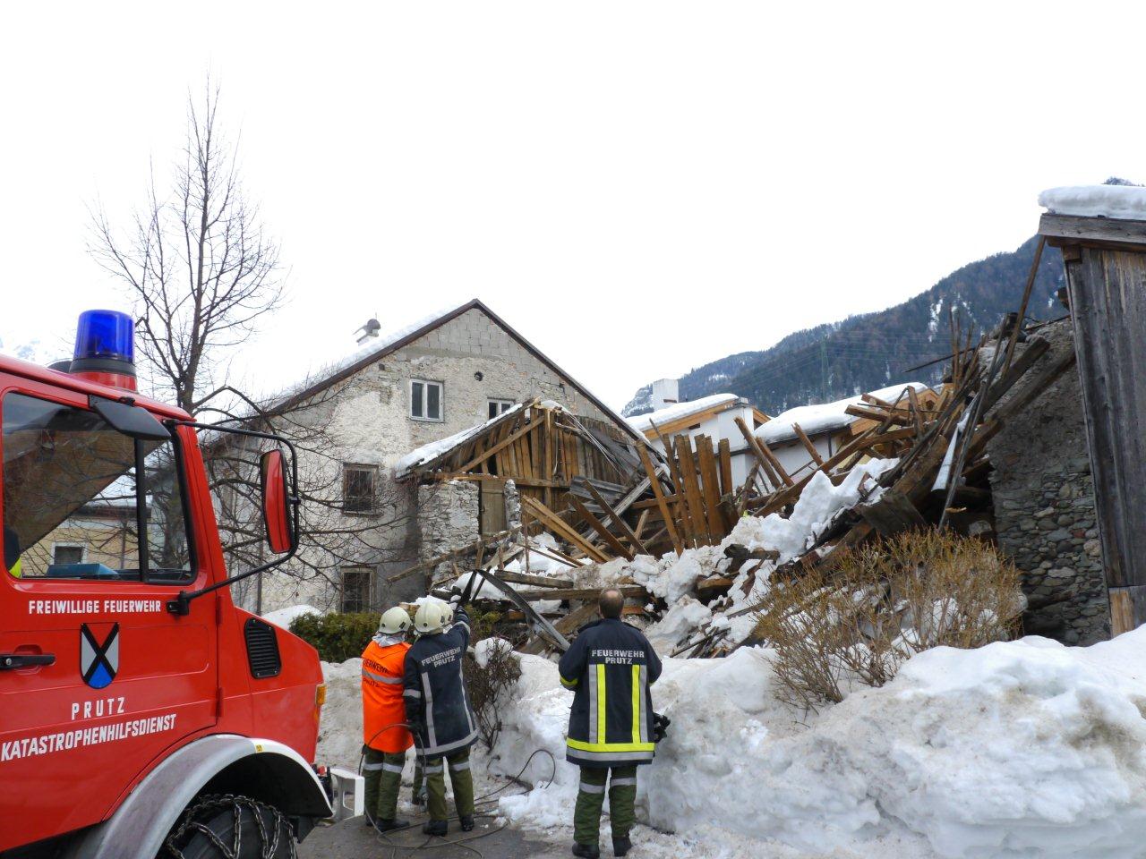Stadeleinsturz wegen Schneelast in Prutz