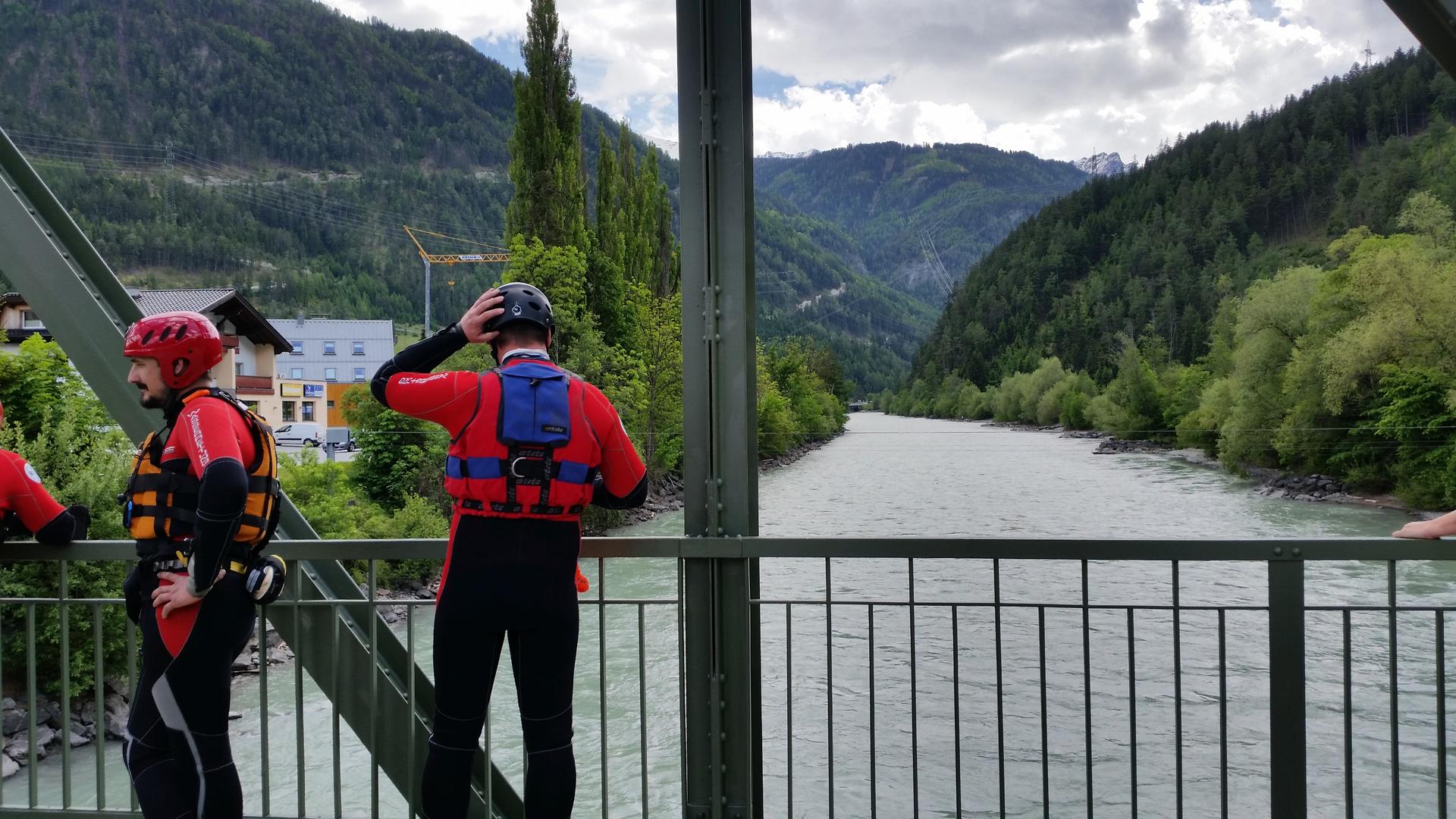 Wasserrettung aus Fließgewässer - mit Kanu gekentert