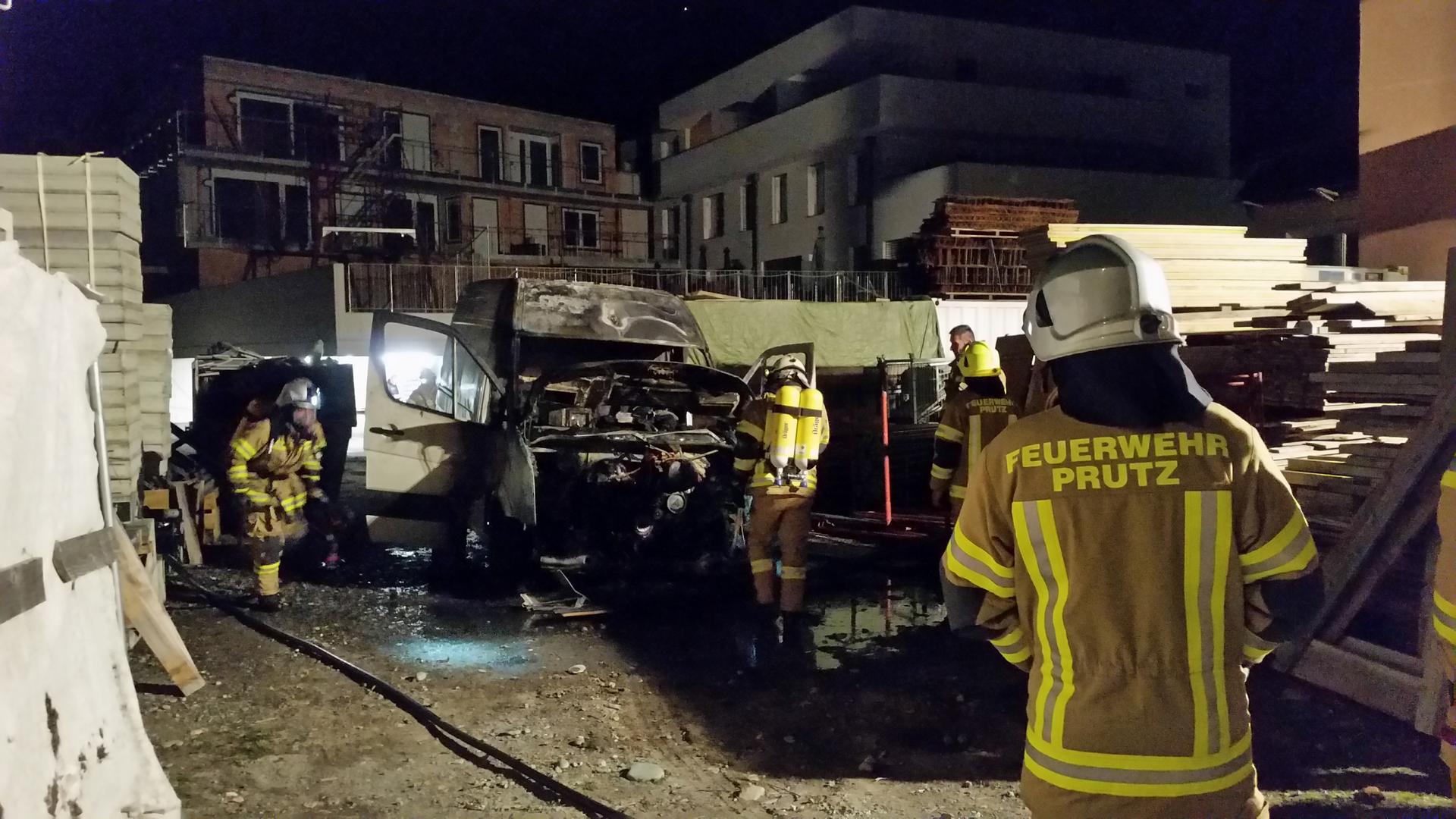 Fahrzeugbrand im Dorfkern von Prutz