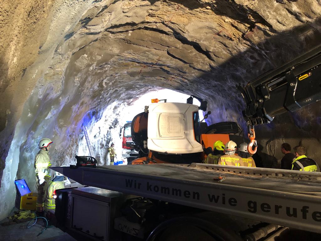 Traktor auf der L 313 Fendler Straße umgestürzt