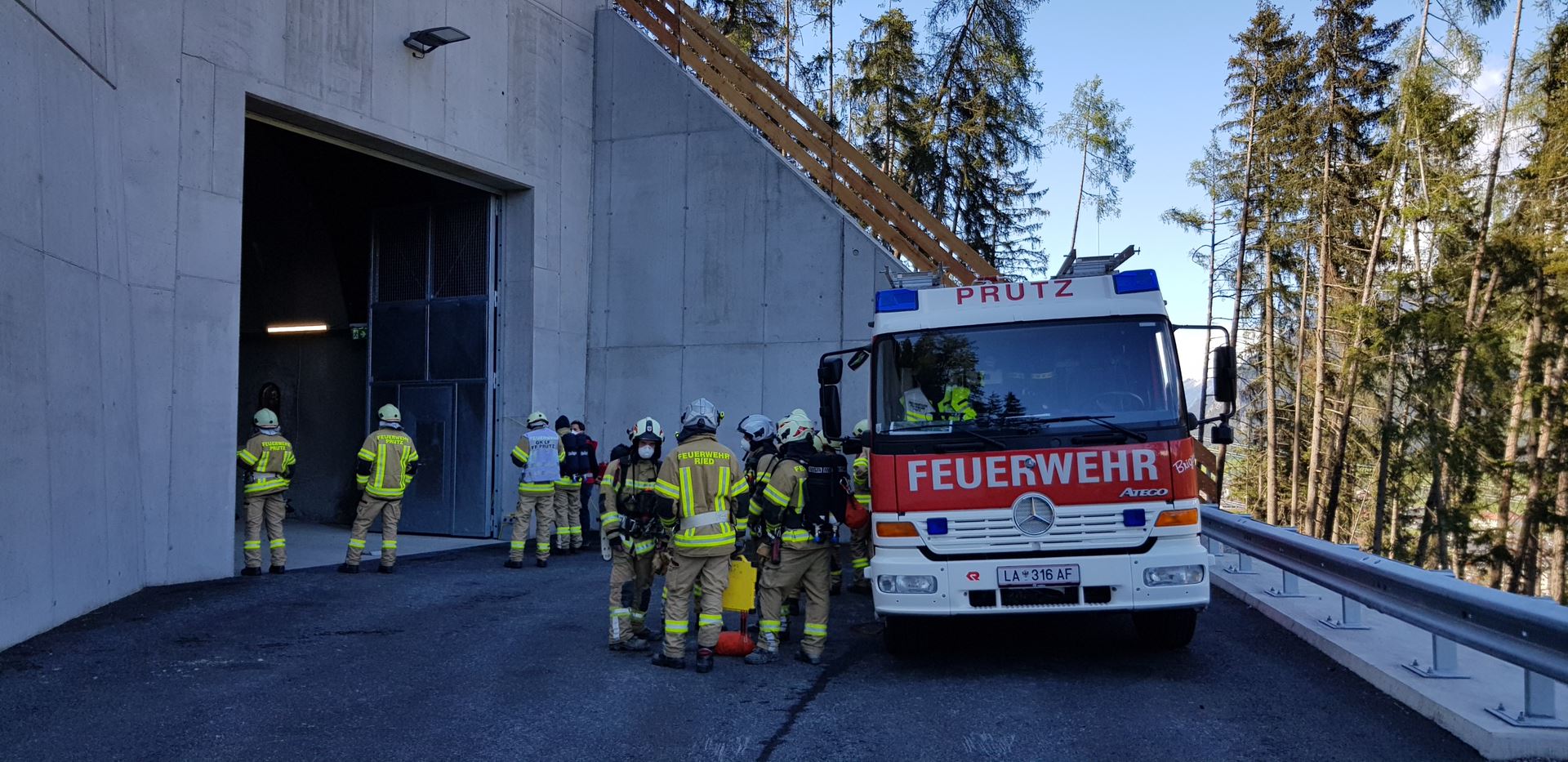 Rauchentwicklung beim Fensterstollen des GKI