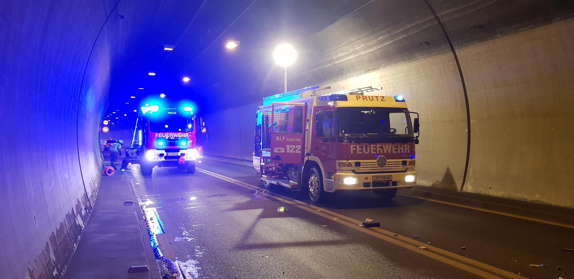 Verkehrsunfall mit eingeklemmten Personen im Landecker Tunnel