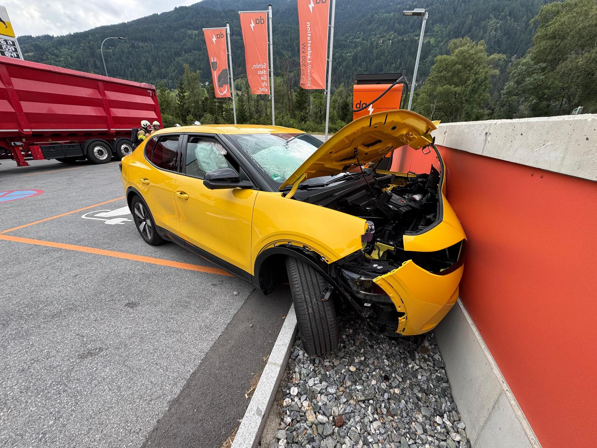 Brand Fahrzeug – Eni Tankstelle Prutz