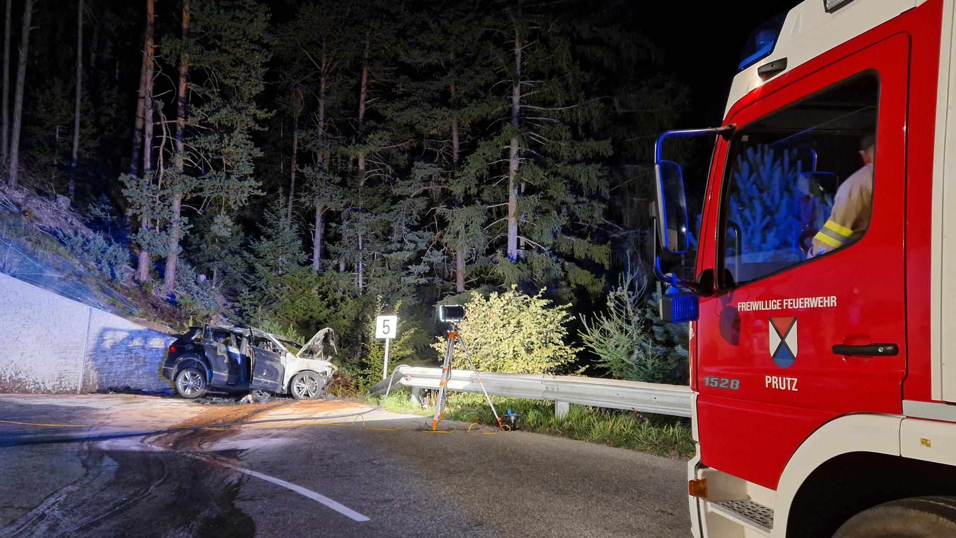 Verkehrsunfall mit Fahrzeugbrand auf der Serfauser Straße