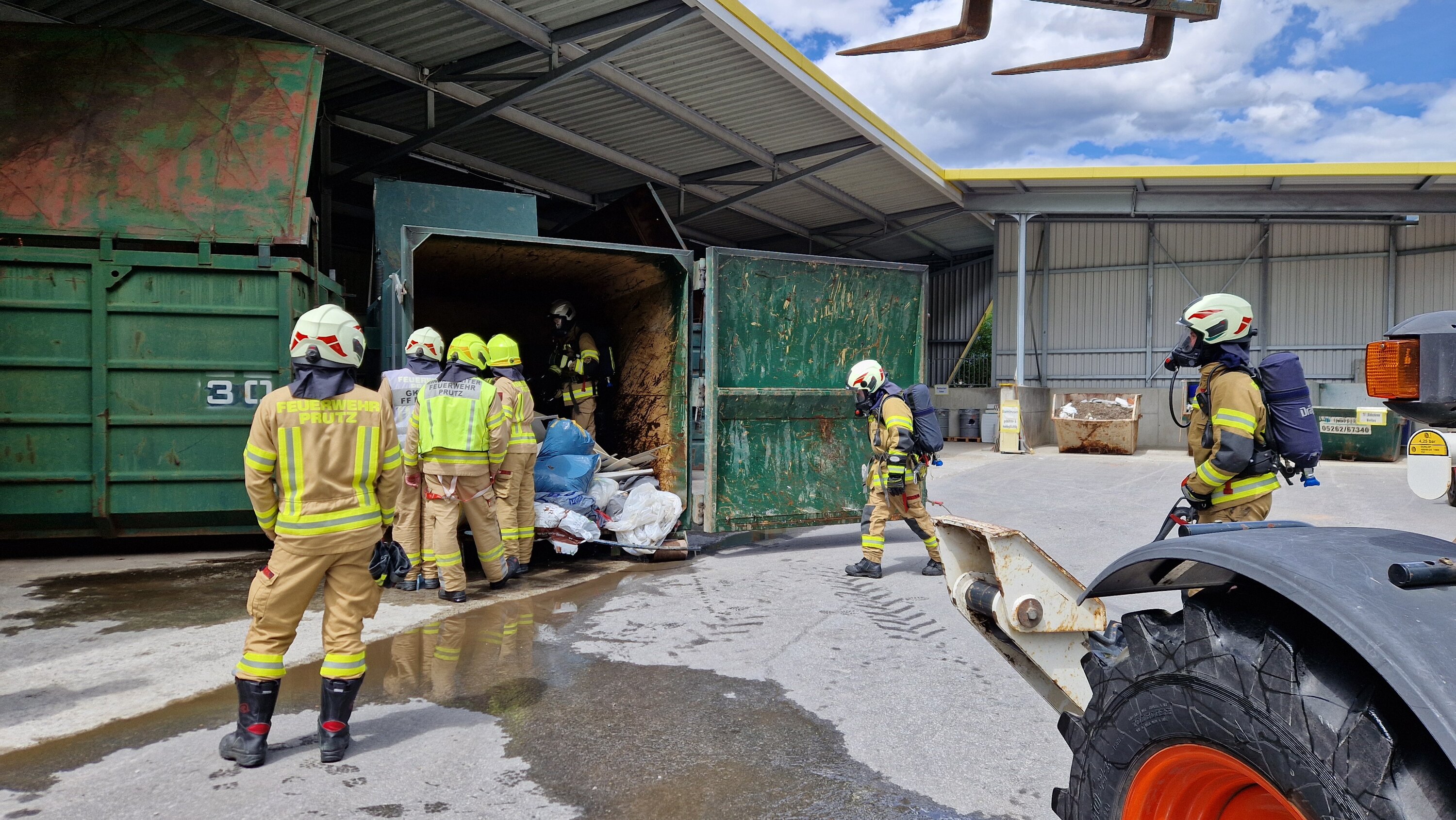 Brand einer Sperrmüllpresse am Recyclinghof