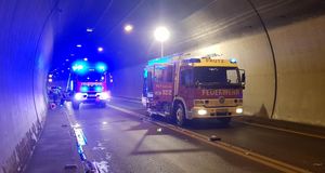 Verkehrsunfall mit eingeklemmten Personen im Landecker Tunnel