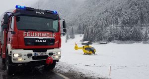 Schwerer Verkehrsunfall mit eingeklemmten Personen auf der B180 Reschenbundesstraße