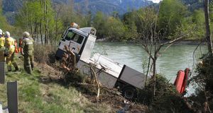 LKW in den Inn gestürzt