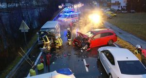 Verkehrsunfall auf der B180 bei SHELL-Tankstelle